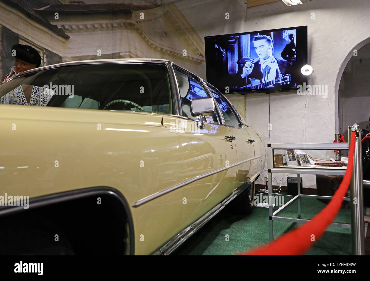 Einer von Elvis' letzten Cadillacs steht zum Verkauf. Der Wagen, ein 1975er Fleetwood Brougham, ist heute im Motala Motor Museum ausgestellt. Es war im Besitz und wurde persönlich in Elvis' eigenem Namen registriert, was einzigartig ist. Der Zündschlüssel ist in 14 Karat Gold. Der derzeitige österreichische Eigentümer erwartet ein Angebot zwischen 200.000 und 300.000 Euro. Seit 35 Jahren ist das Auto auf Tour, aber jetzt wartet es auf einen neuen Besitzer. Der letzte Tag der Besichtigung ist der 31. August. Stockfoto