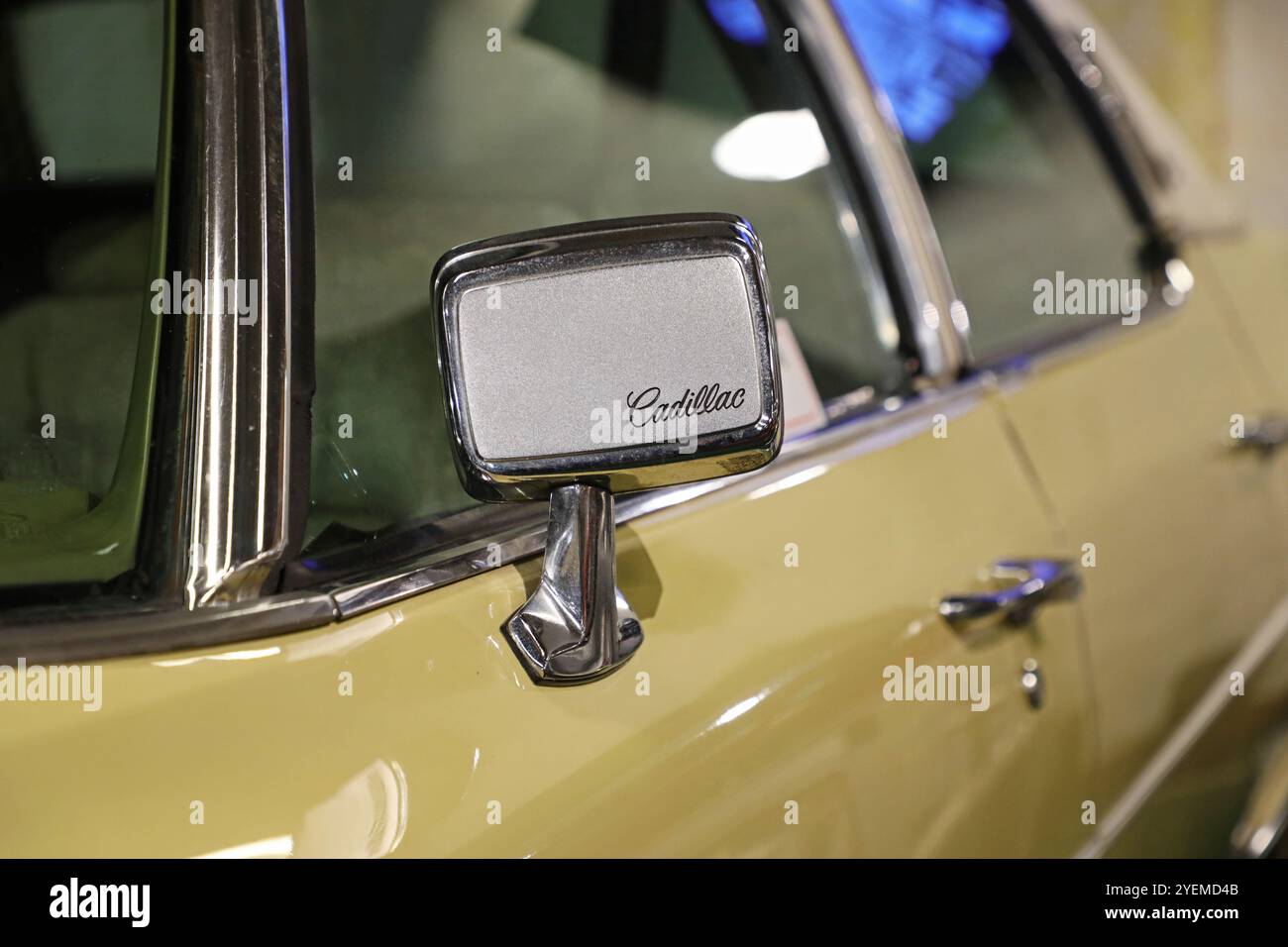 Einer von Elvis' letzten Cadillacs steht zum Verkauf. Der Wagen, ein 1975er Fleetwood Brougham, ist heute im Motala Motor Museum ausgestellt. Es war im Besitz und wurde persönlich in Elvis' eigenem Namen registriert, was einzigartig ist. Der Zündschlüssel ist in 14 Karat Gold. Der derzeitige österreichische Eigentümer erwartet ein Angebot zwischen 200.000 und 300.000 Euro. Seit 35 Jahren ist das Auto auf Tour, aber jetzt wartet es auf einen neuen Besitzer. Der letzte Tag der Besichtigung ist der 31. August. Stockfoto