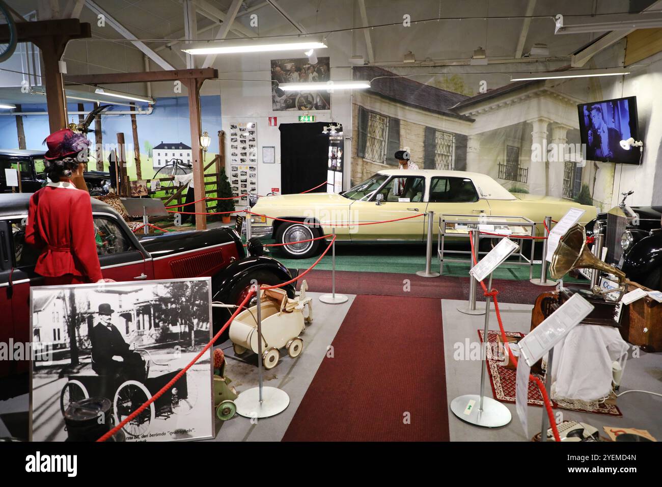 Einer von Elvis' letzten Cadillacs steht zum Verkauf. Der Wagen, ein 1975er Fleetwood Brougham, ist heute im Motala Motor Museum ausgestellt. Es war im Besitz und wurde persönlich in Elvis' eigenem Namen registriert, was einzigartig ist. Der Zündschlüssel ist in 14 Karat Gold. Der derzeitige österreichische Eigentümer erwartet ein Angebot zwischen 200.000 und 300.000 Euro. Seit 35 Jahren ist das Auto auf Tour, aber jetzt wartet es auf einen neuen Besitzer. Der letzte Tag der Besichtigung ist der 31. August. Stockfoto