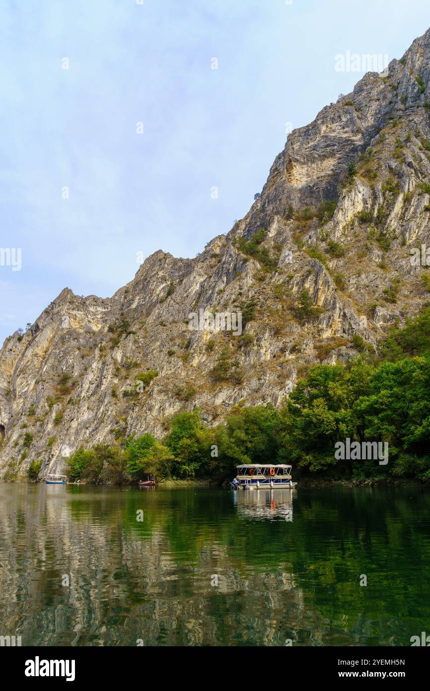 Blick auf den Matka Lake, künstlicher See im Matka Canyon, Nordmazedonien Stockfoto