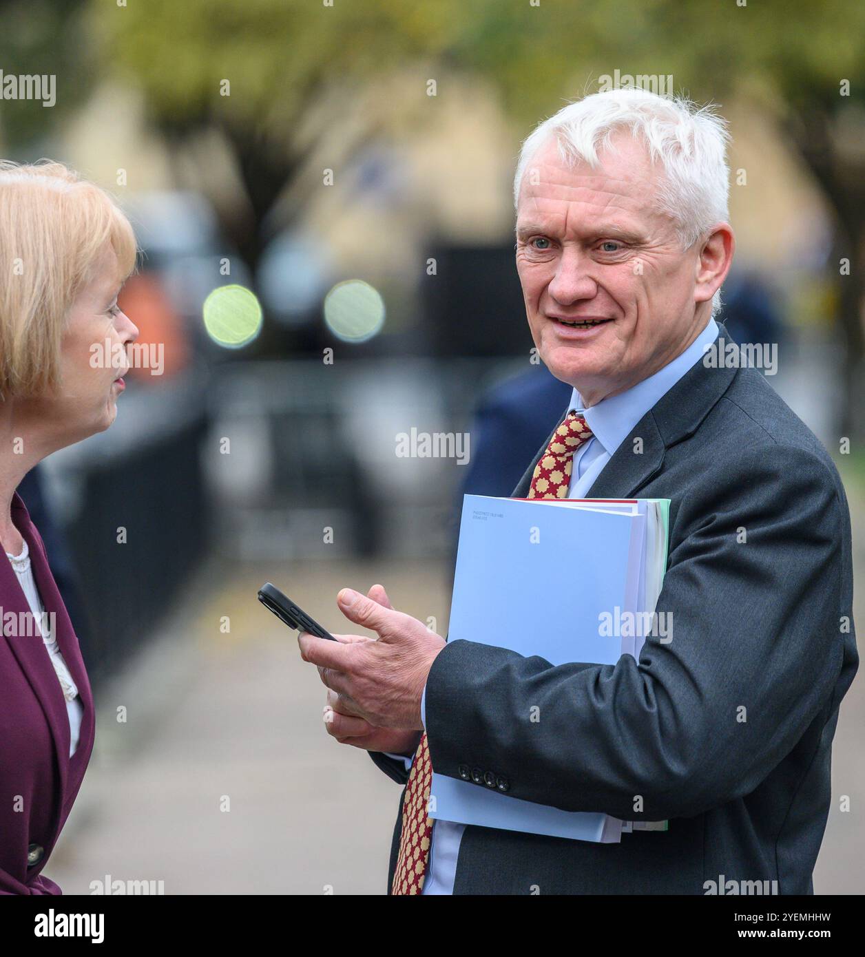 Graham Stuart Abgeordneter (Con: Beverley and Holderness) am College Green, Westminster, wird nach dem ersten Haushalt der Labour-Regierung - 30. - Interviewt Stockfoto Graham Stuart Abgeordneter (Con: Beverley and Holderness) am College Green, Westminster, wird nach dem ersten Haushalt der Labour-Regierung - 30. - Interviewt Stockfoto