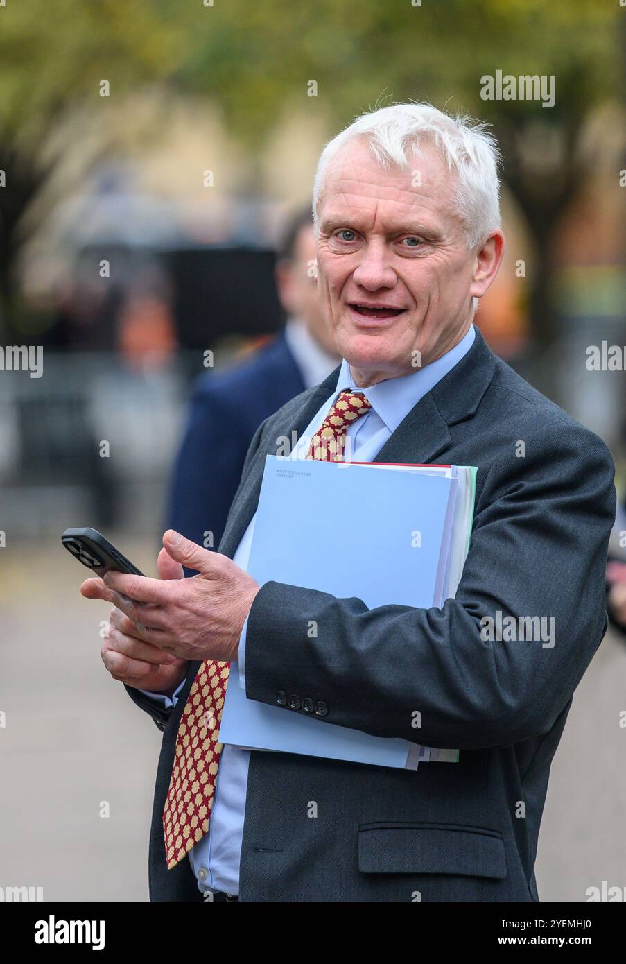 Graham Stuart Abgeordneter (Con: Beverley and Holderness) am College Green, Westminster, wird nach dem ersten Haushalt der Labour-Regierung - 30. - Interviewt Stockfoto Graham Stuart Abgeordneter (Con: Beverley and Holderness) am College Green, Westminster, wird nach dem ersten Haushalt der Labour-Regierung - 30. - Interviewt Stockfoto