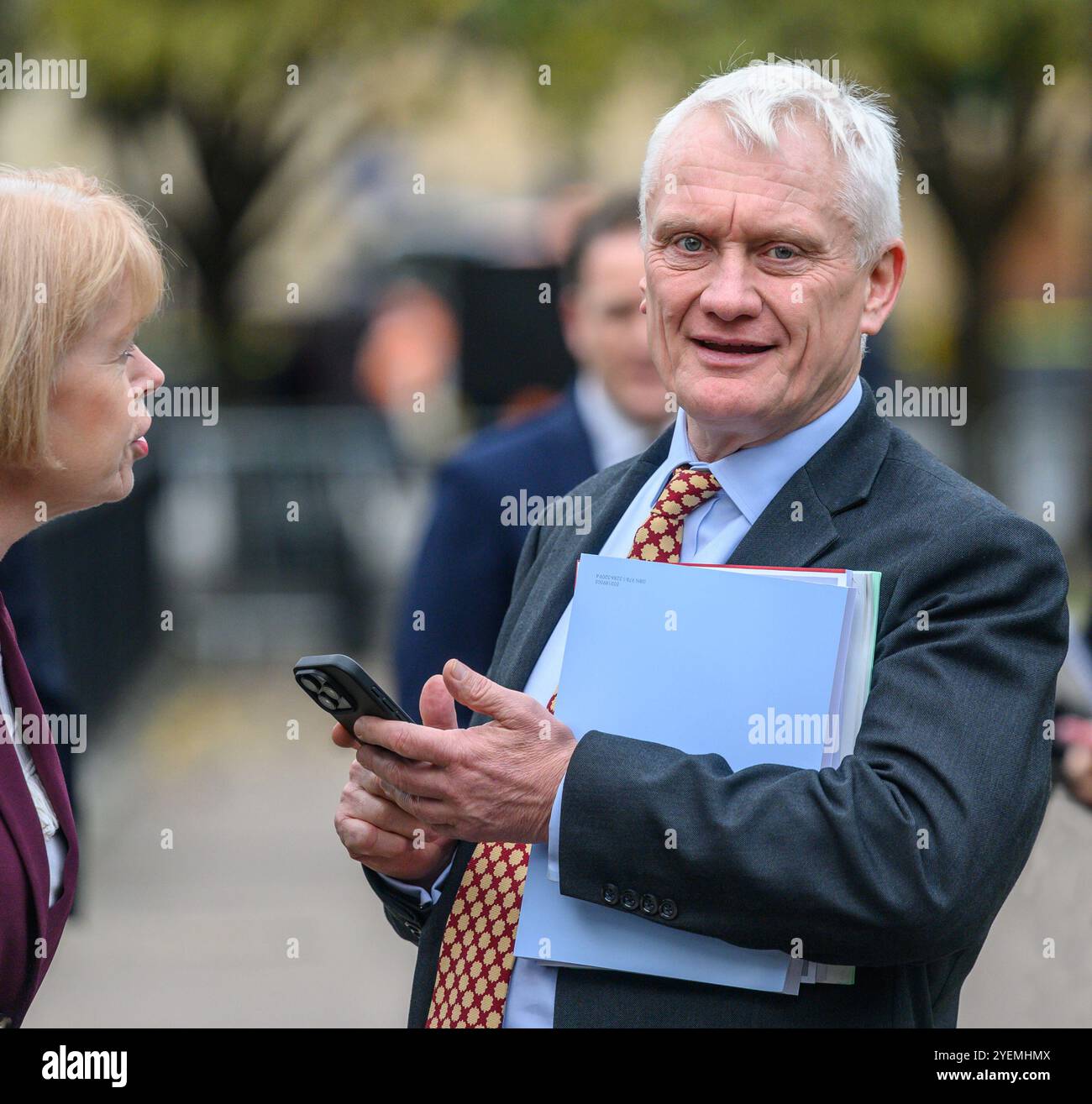 Graham Stuart Abgeordneter (Con: Beverley and Holderness) am College Green, Westminster, wird nach dem ersten Haushalt der Labour-Regierung - 30. - Interviewt Stockfoto Graham Stuart Abgeordneter (Con: Beverley and Holderness) am College Green, Westminster, wird nach dem ersten Haushalt der Labour-Regierung - 30. - Interviewt Stockfoto