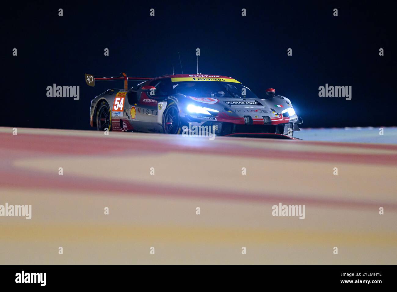 Sakhir, Bahrain. 31. Oktober 2024. Vista AF CORSE No.54 – Ferrari 296 LMGT3, Thomas Flohr (che), Francesco Castellacci (ITA), Davide Rigon (ITA) während P2. Ahmad Al Shehab/Alamy Live News. Stockfoto