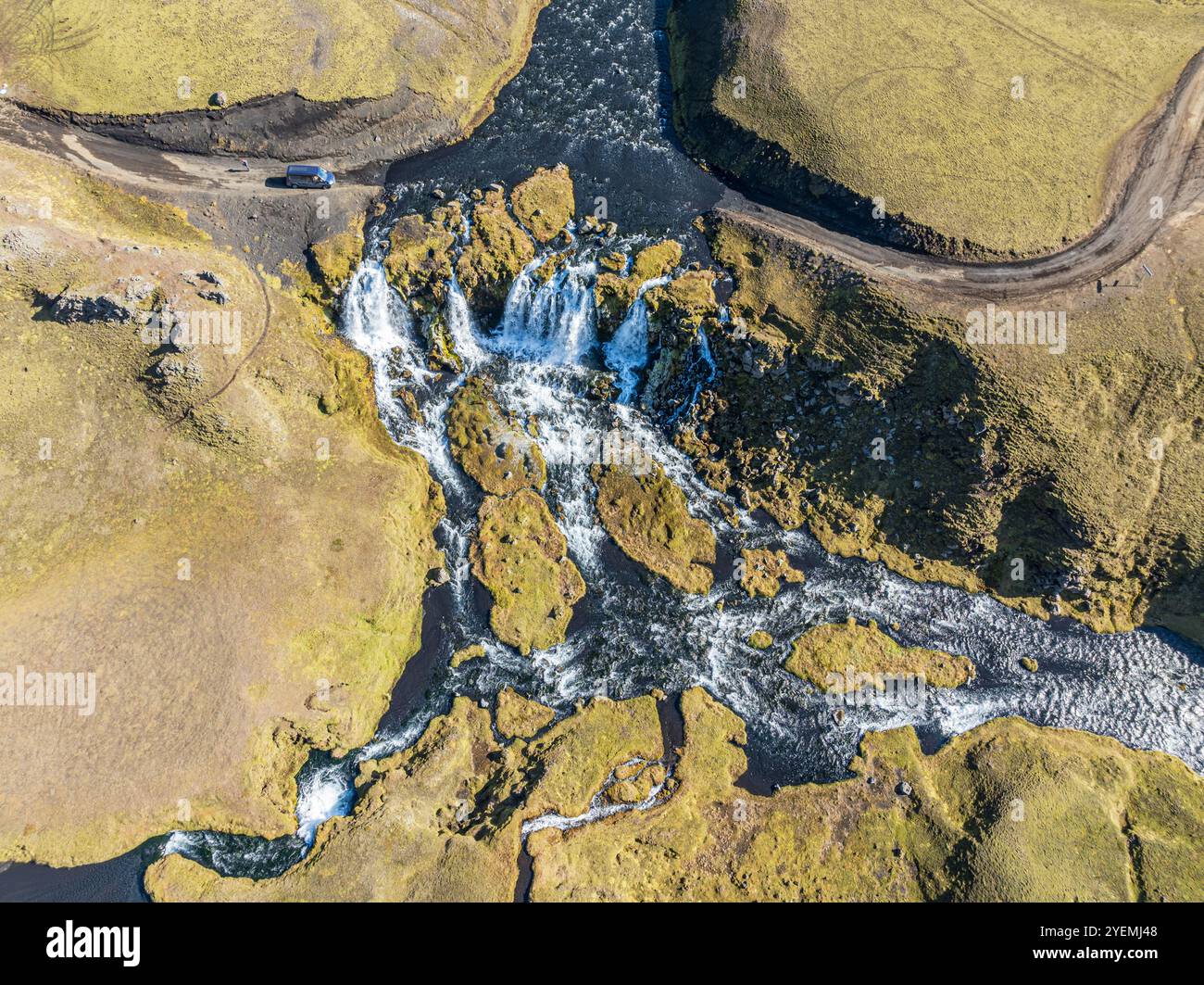 Straße F232 Öldufellsleid, 4x4 VW Bus, ford am Wasserfall des Flusses bláfjallakvísl, Nordhänge des moosbedeckten Mt. Öldufell, schwarzer Lavasand, Luft Stockfoto