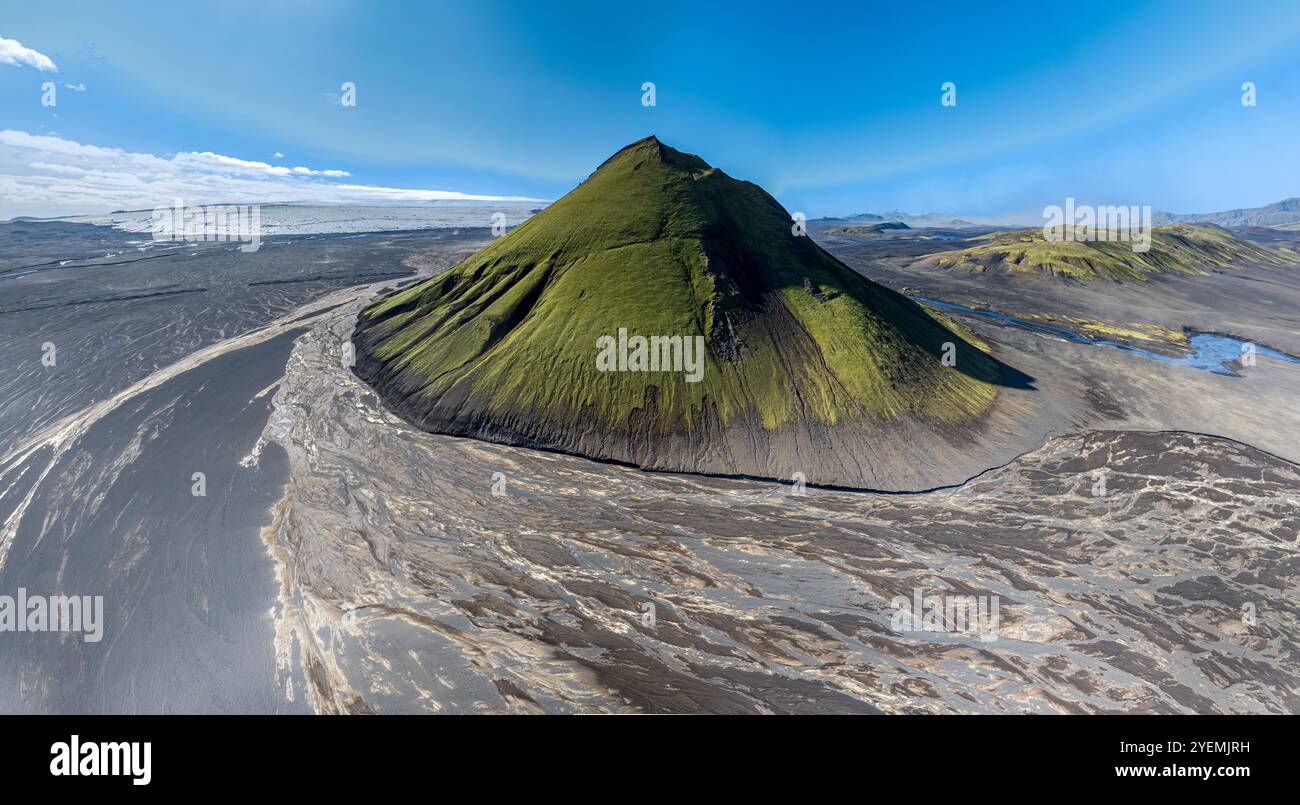 Aus der Vogelperspektive, Mælifell-Berg bedeckt mit Moos, Maelifell, schwarze Sandwüste Mælifellssandur, Gletscherbäche, Myrdalsjökull, isländische Hochebene Stockfoto