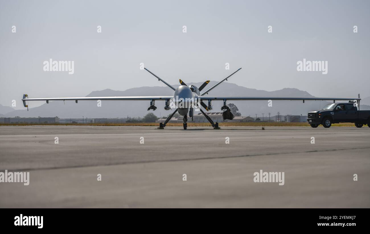 Twentynine Palms, Vereinigte Staaten von Amerika. Juni 2024. Eine MQ-9 Reaper Drohne der U.S. Air Force wartet auf die Ladung von lebender Munition während einer integrierten Trainingsübung auf der Fluglinie auf der Marine Corps Base 29 Palms, 18. Juni 2024 in Twentynine Palms, Kalifornien. Kredit: TSgt. Paul Duquette/US Air Force Photo/Alamy Live News Stockfoto