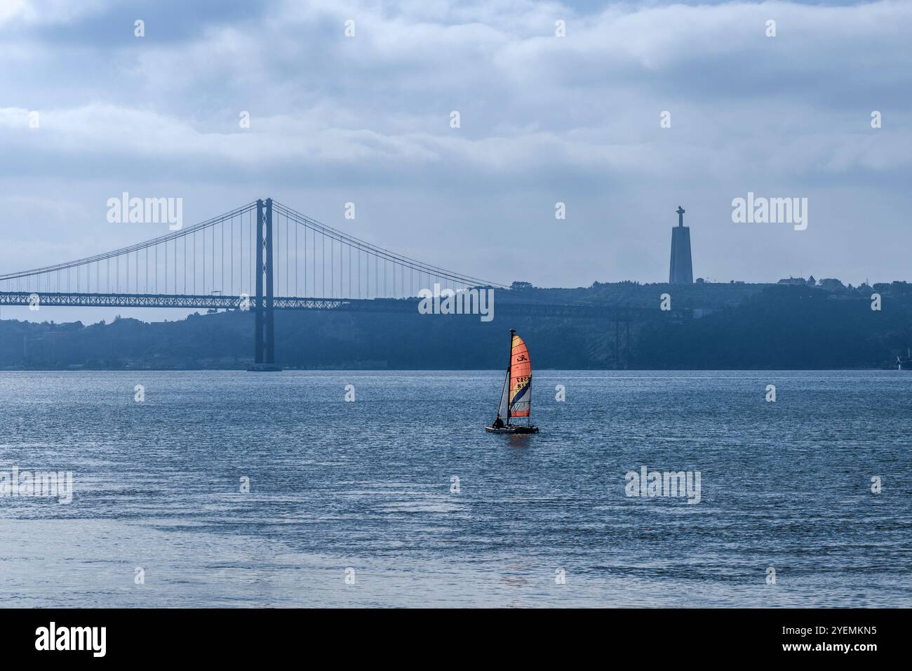 Portugals 25 de Abril Hängebrücke über die Mündung des Tejo in Lissabon und das Nationalheiligtum Christi des Königs in Europa Stockfoto