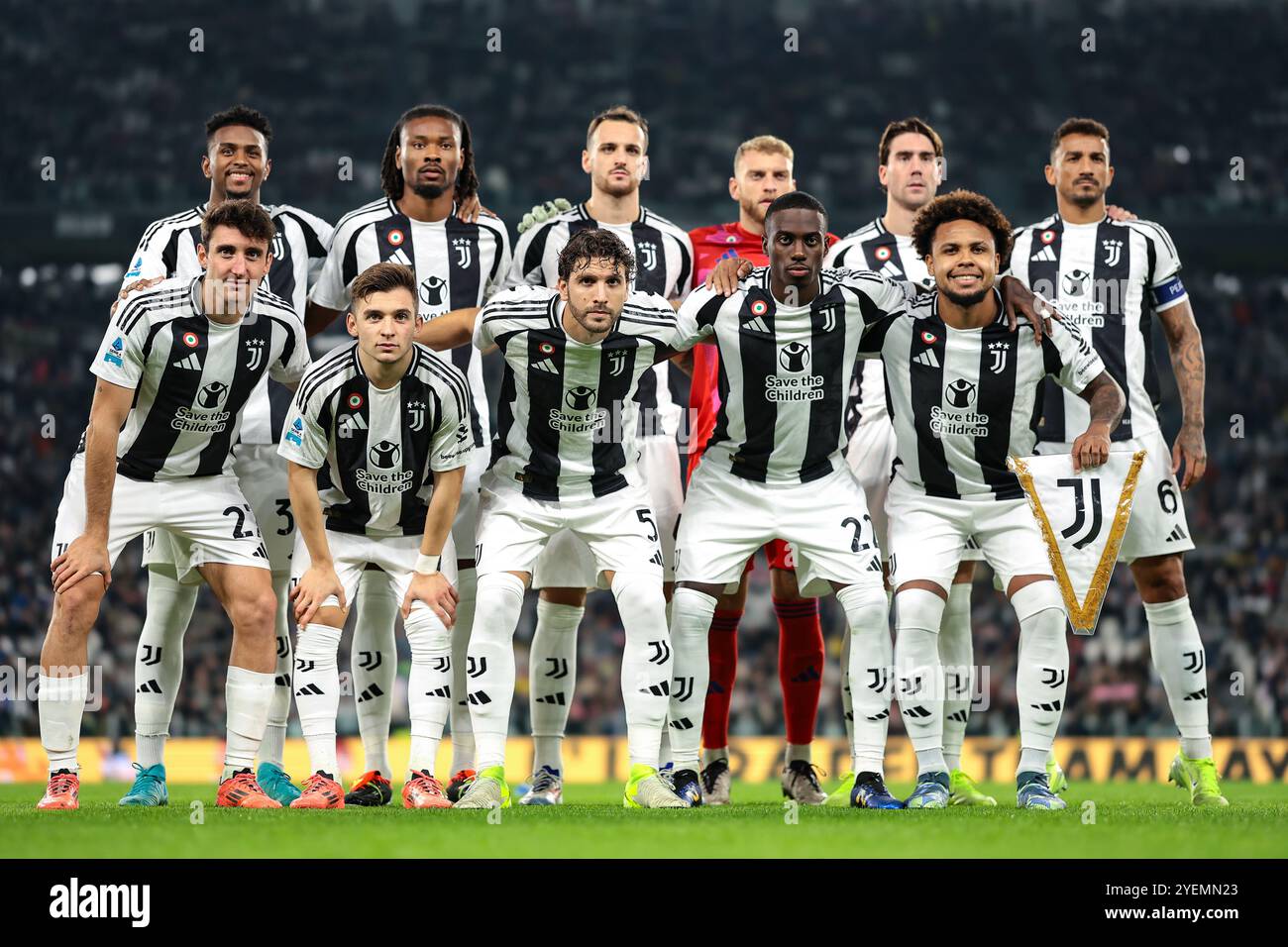 Turin, Italien. 30. Oktober 2024. Der Juventus FC startete elf für ein Mannschaftsfoto vor dem Auftakt in der hinteren Reihe ( L bis R ); Juan Cabal, Kephren Thuram, Federico Gatti, Michele Di Gregorio, Dusan Vlahovic und Danilo in der ersten Reihe ( L bis R ); Andrea Cambiaso, Francisco Conceicao, Manuel Locatelli, Timothy Weah und Weston McKennie, im Spiel der Serie A im Allianz Stadium in Turin. Der Bildnachweis sollte lauten: Jonathan Moscrop/Sportimage Credit: Sportimage Ltd/Alamy Live News Stockfoto