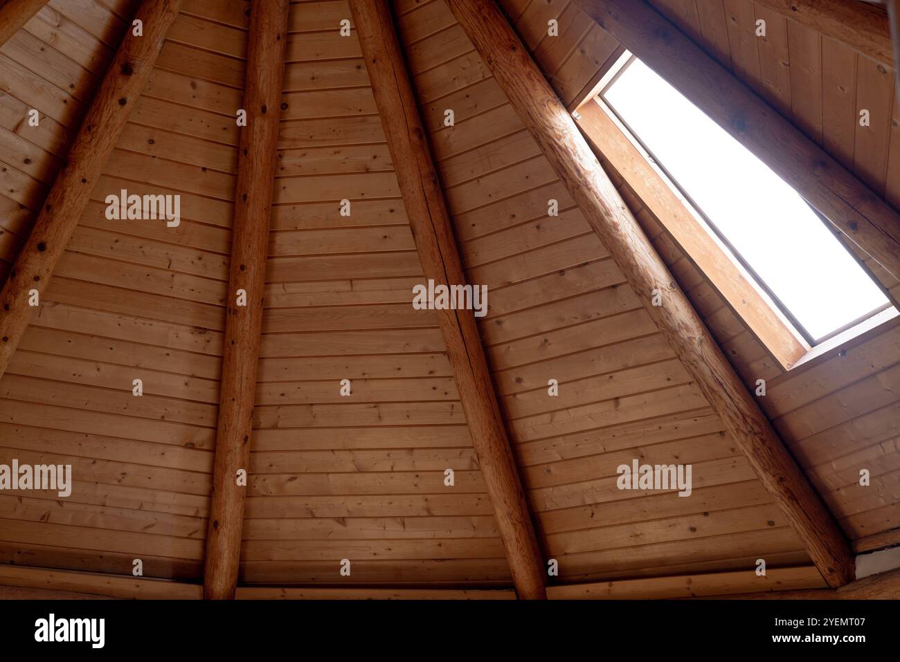Holzdecke mit A-Rahmen und Skylights Stockfoto