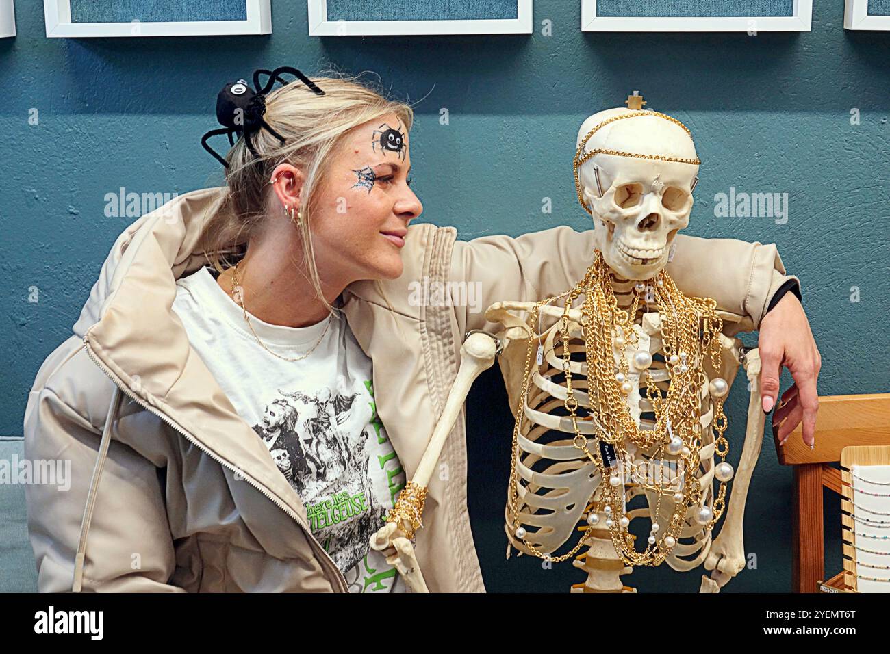 Glasgow, Schottland, Großbritannien. 31. Oktober 2024. Schrecknacht auf dem berühmten weltberühmten Barras Market Halloween Beetlejuice Night, während Kunden und Händler sich für Urlaubsspaß verkleiden. Credit Gerard Ferry /Alamy Live News Stockfoto