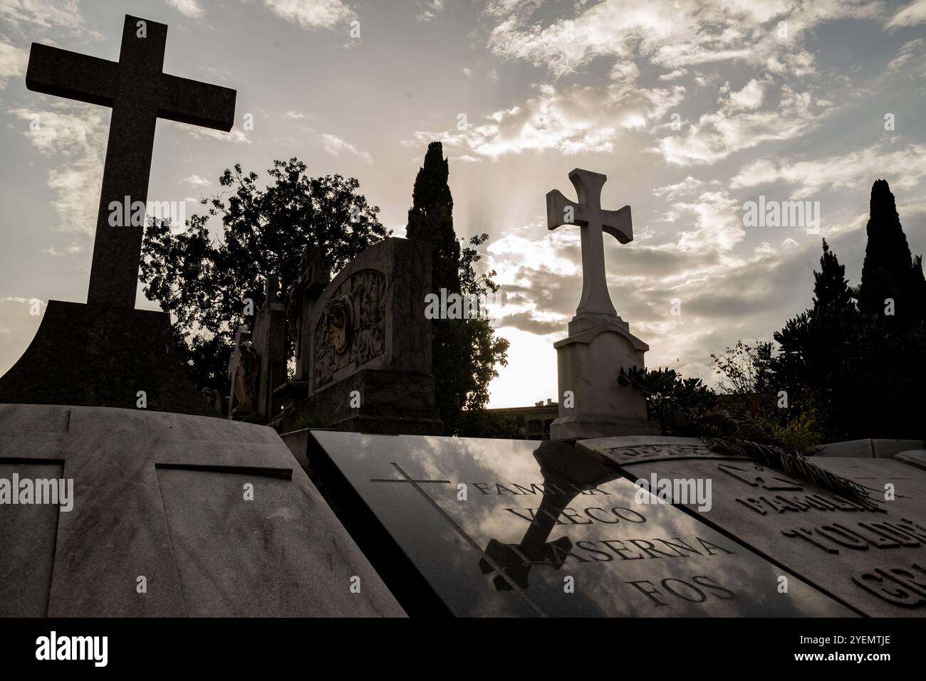 Überquert die Gräber auf dem Friedhof Sant Andreu in Barcelona während der Mahnwache Allerheiligen, dem katholischen Feiertag, der dem Gedenken an die de gewidmet ist Stockfoto