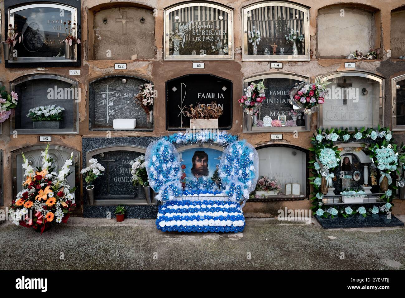 Blumen schmücken Gräber auf dem Friedhof Sant Andreu in Barcelona während der Mahnwache Allerheiligen, dem katholischen Feiertag, der dem Mem gewidmet ist Stockfoto
