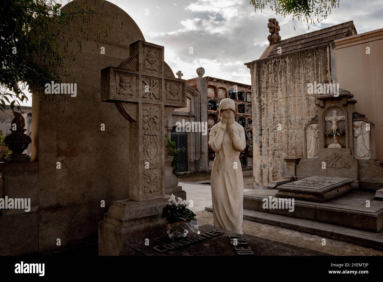 Kreuze und Statuen neben Gräbern auf dem Friedhof Sant Andreu von Barcelona während der Mahnwache Allerheiligen, dem katholischen Feiertag, der dem Me gewidmet ist Stockfoto