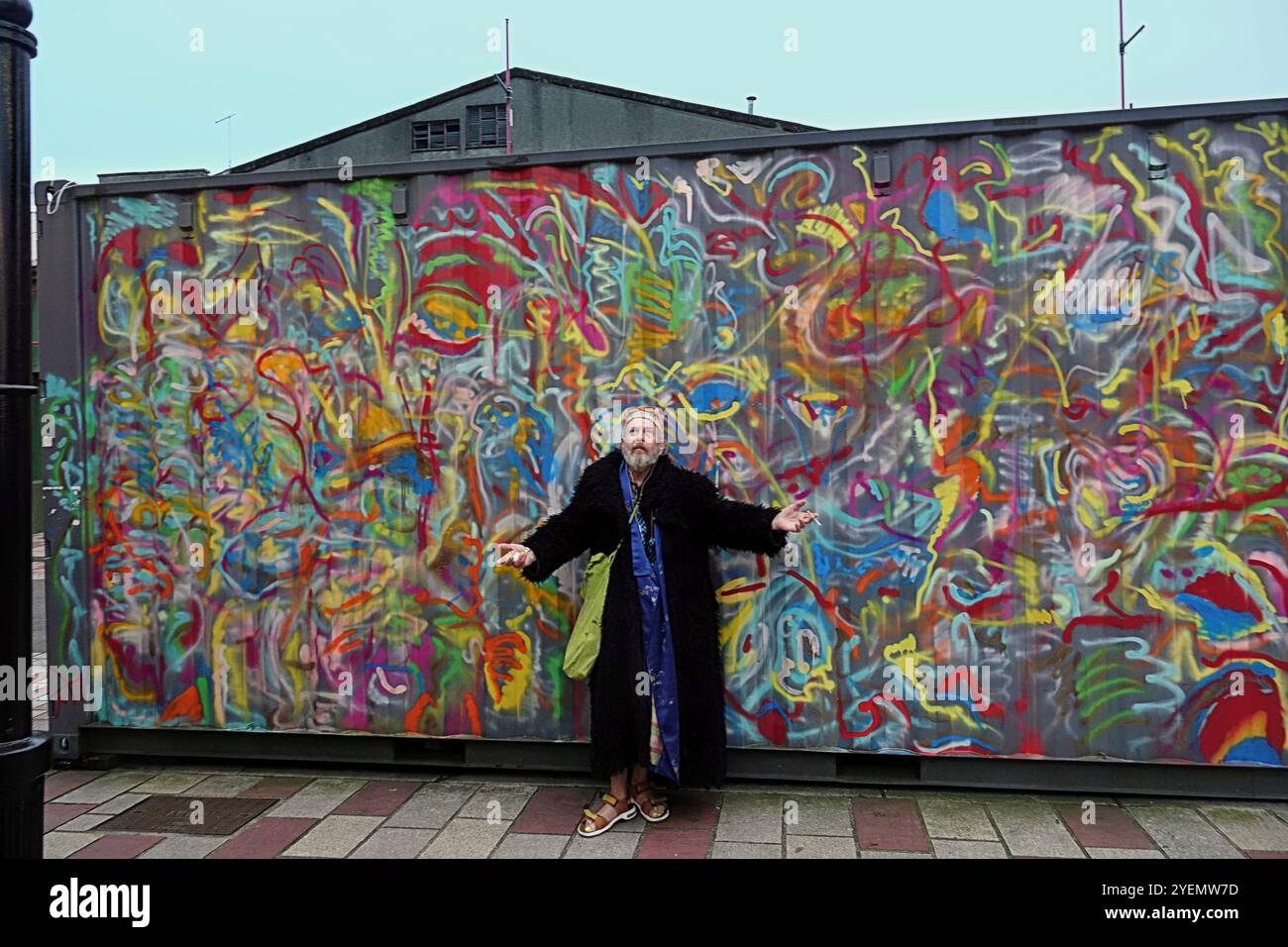 Glasgow, Schottland, Großbritannien. 31. Oktober 2024. Der berühmte glasgower Künstler frankie baxter synonamus mit der barras-Kunstszene in einem von ihm gemalten Container. Schrecknacht auf dem berühmten weltberühmten Barras Market Halloween Beetlejuice Night, während Kunden und Händler sich für Urlaubsspaß verkleiden. Credit Gerard Ferry /Alamy Live News Stockfoto