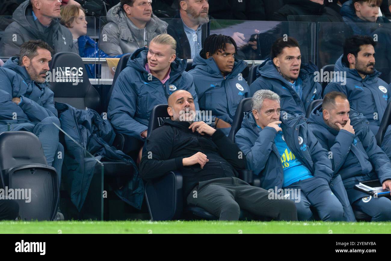 London, Großbritannien. 30. Oktober 2024. PEP Guardiola, der Manager von Manchester City sitzt im Dugout, während Erling Haaland von Manchester City auf der Bank hinter ihm saß. Carabao Cup, Achtelfinale des EFL Cup, Tottenham Hotspur gegen Manchester City im Tottenham Hotspur Stadium in London am Mittwoch, 30. Oktober 2024. Dieses Bild darf nur für redaktionelle Zwecke verwendet werden. Foto nur für redaktionelle Verwendung von Sandra Mailer/Andrew Orchard Sportfotografie/Alamy Live News Credit: Andrew Orchard Sportfotografie/Alamy Live News Stockfoto