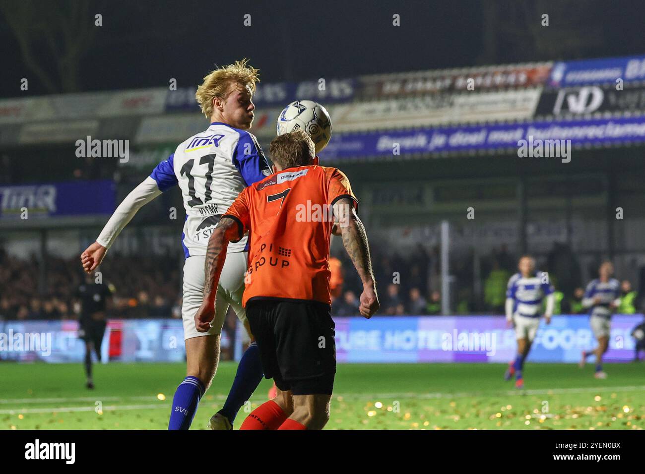 Spakenburg, Niederlande. 31. Oktober 2024. SPAKENBURG, sportpark de Westmaat, 31-10-2024, Saison 2024/2025, niederländischer Fußball TOTO KNVB beker. (L-R) Spakenburger Spieler Flip Klomp, VV Katwijk Spieler Ruben Doesburg während des Spiels Spakenburg - Katwijk (Cup) Credit: Pro Shots/Alamy Live News Stockfoto