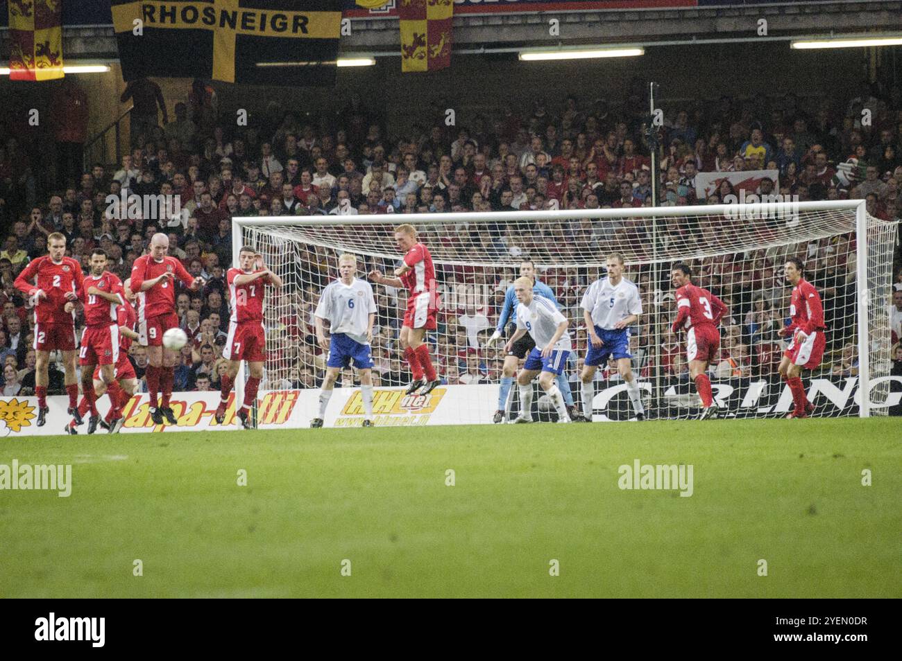 Die walisische Verteidigung hüpft zusammen, um einen Freistoß zu verteidigen. Qualifikationsspiel WALES gegen FINNLAND in Gruppe 9 für die 2004 Euro im Millennium Stadium in Cardiff, Wales, Großbritannien am 10. September 2003. Foto: ROB WATKINS. INFO: Die Qualifikation für die UEFA-Europameisterschaft 2004 in Wales war denkwürdig, aber letztlich herzzerreißend. Unter der Leitung von Manager Mark Hughes und mit Stars wie Ryan Giggs erreichten sie die Playoff-Phase, verpassten aber knapp die Qualifikation und verloren gegen Russland trotz starker Leistungen. Stockfoto