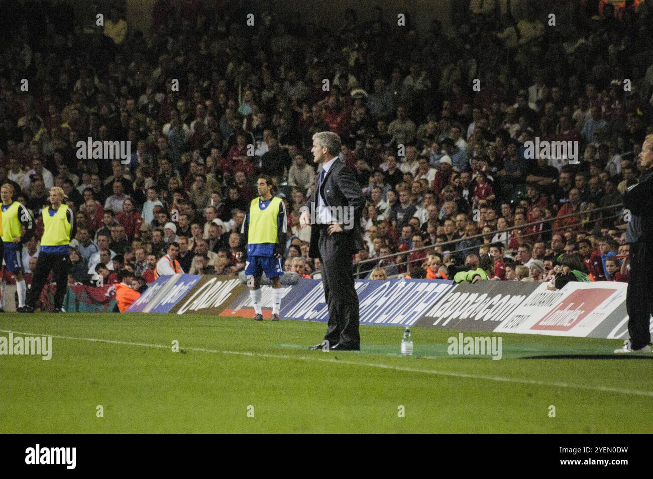 Wales-Manager Mark Hughes ruft Anweisungen von der Touchline an. Qualifikationsspiel WALES gegen FINNLAND in Gruppe 9 für die 2004 Euro im Millennium Stadium in Cardiff, Wales, Großbritannien am 10. September 2003. Foto: ROB WATKINS. INFO: Die Qualifikation für die UEFA-Europameisterschaft 2004 in Wales war denkwürdig, aber letztlich herzzerreißend. Unter der Leitung von Manager Mark Hughes und mit Stars wie Ryan Giggs erreichten sie die Playoff-Phase, verpassten aber knapp die Qualifikation und verloren gegen Russland trotz starker Leistungen. Stockfoto