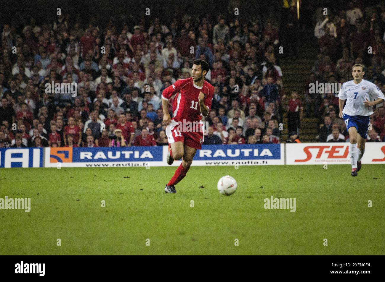 Ryan Giggs aus Wales greift den linken Flügel herunter. Das Spiel endete mit 1:1. Qualifikationsspiel WALES gegen FINNLAND in Gruppe 9 für die 2004 Euro im Millennium Stadium in Cardiff, Wales, Großbritannien am 10. September 2003. Foto: ROB WATKINS. INFO: Die Qualifikation für die UEFA-Europameisterschaft 2004 in Wales war denkwürdig, aber letztlich herzzerreißend. Unter der Leitung von Manager Mark Hughes und mit Stars wie Ryan Giggs erreichten sie die Playoff-Phase, verpassten aber knapp die Qualifikation und verloren gegen Russland trotz starker Leistungen. Stockfoto