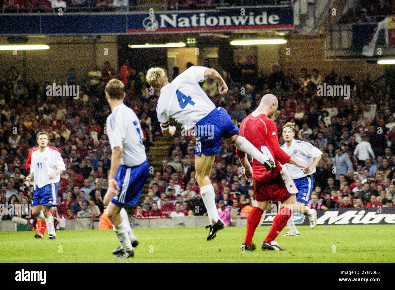 John Hartson spürt das Gewicht von Sami Hyypias Hengsten auf seinem Rücken und ist gezwungen, das Feld zu verlassen und sofort danach zu ersetzen. Qualifikationsspiel WALES gegen FINNLAND in Gruppe 9 für die 2004 Euro im Millennium Stadium in Cardiff, Wales, Großbritannien am 10. September 2003. Foto: ROB WATKINS. INFO: Die Qualifikation für die UEFA-Europameisterschaft 2004 in Wales war denkwürdig, aber letztlich herzzerreißend. Unter der Leitung von Manager Mark Hughes und mit Stars wie Ryan Giggs erreichten sie die Playoff-Phase, verpassten aber knapp die Qualifikation und verloren gegen Russland trotz starker Leistungen. Stockfoto