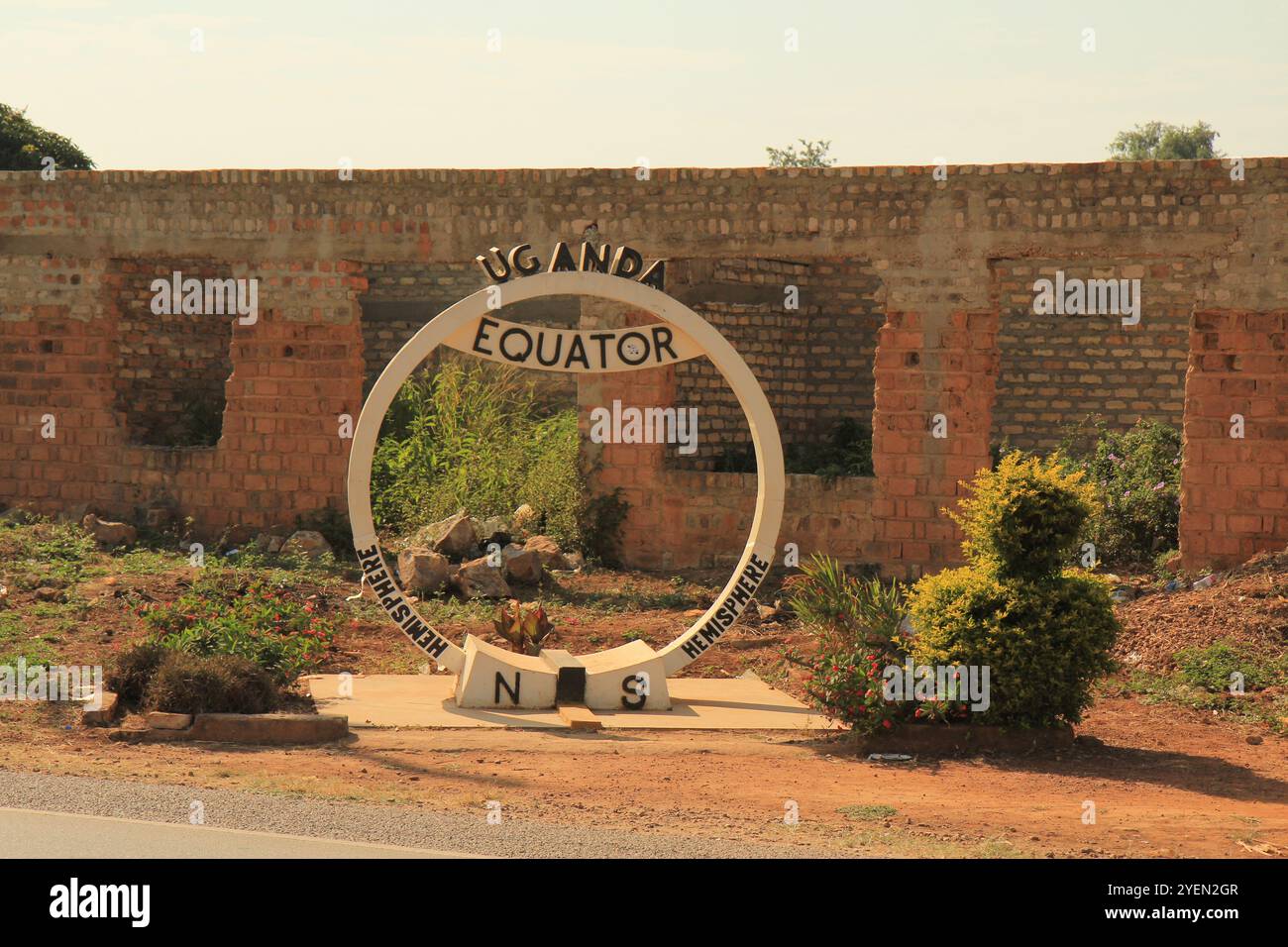 Tagsüber sehen Sie das berühmte Äquatordenkmal in Uganda, das einen der wenigen Orte markiert, an denen die Äquatorlinie das Land kreuzt Stockfoto Tagsüber sehen Sie das berühmte Äquatordenkmal in Uganda, das einen der wenigen Orte markiert, an denen die Äquatorlinie das Land kreuzt Stockfoto