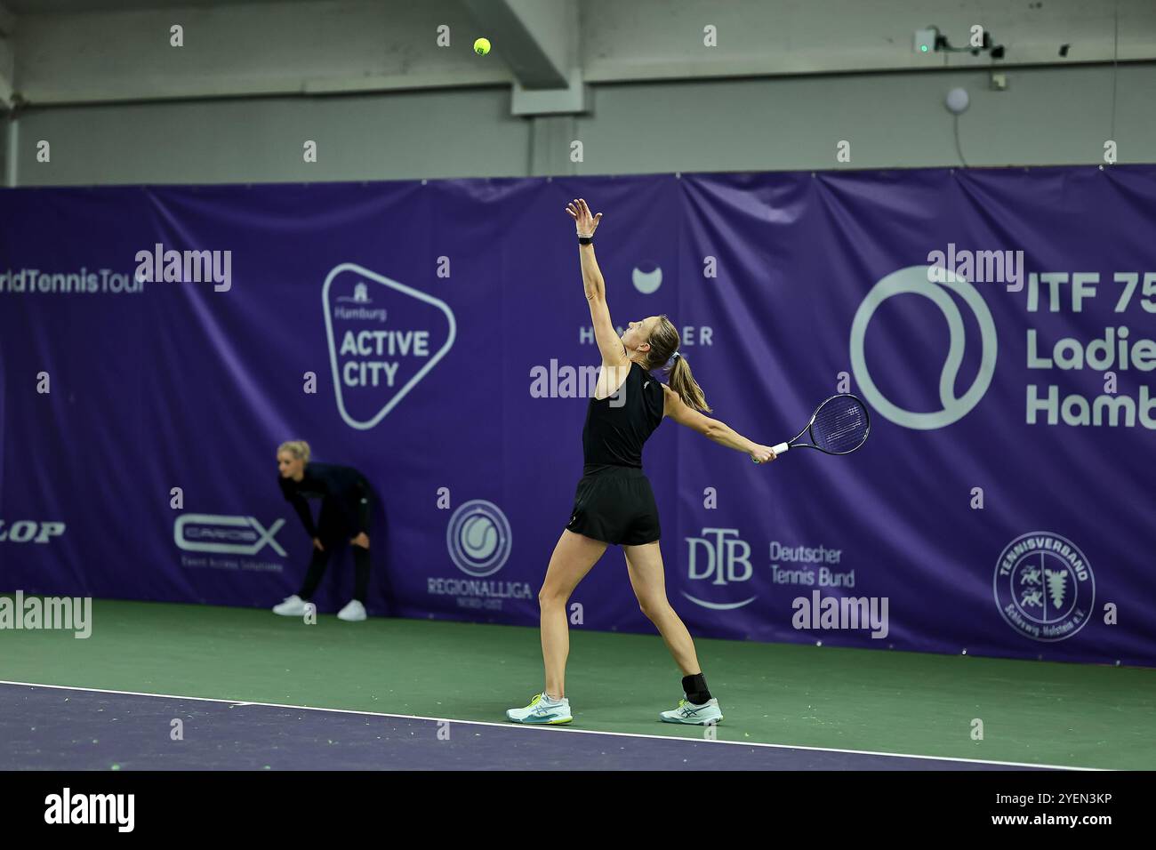 Hamburg, Hamburg, Deutschland. 31. Oktober 2024. Mona Barthel aus Deutschland, dienen während des Hamburg Henssler at Home Ladies Cup - Damen Tennis, ITF World Tennis Tour (Kreditbild: © Mathias Schulz/ZUMA Press Wire) NUR ZUR REDAKTIONELLEN VERWENDUNG! Nicht für kommerzielle ZWECKE! Stockfoto