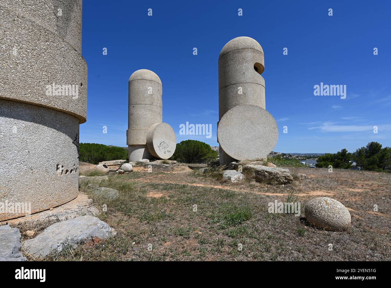 Katharerdenkmal „Les Chevaliers Cathares“ moderne Skulptur (1980) von Jacques Tissinier, der Katharerritter repräsentiert, in der Nähe von Narbonne Frankreich Stockfoto