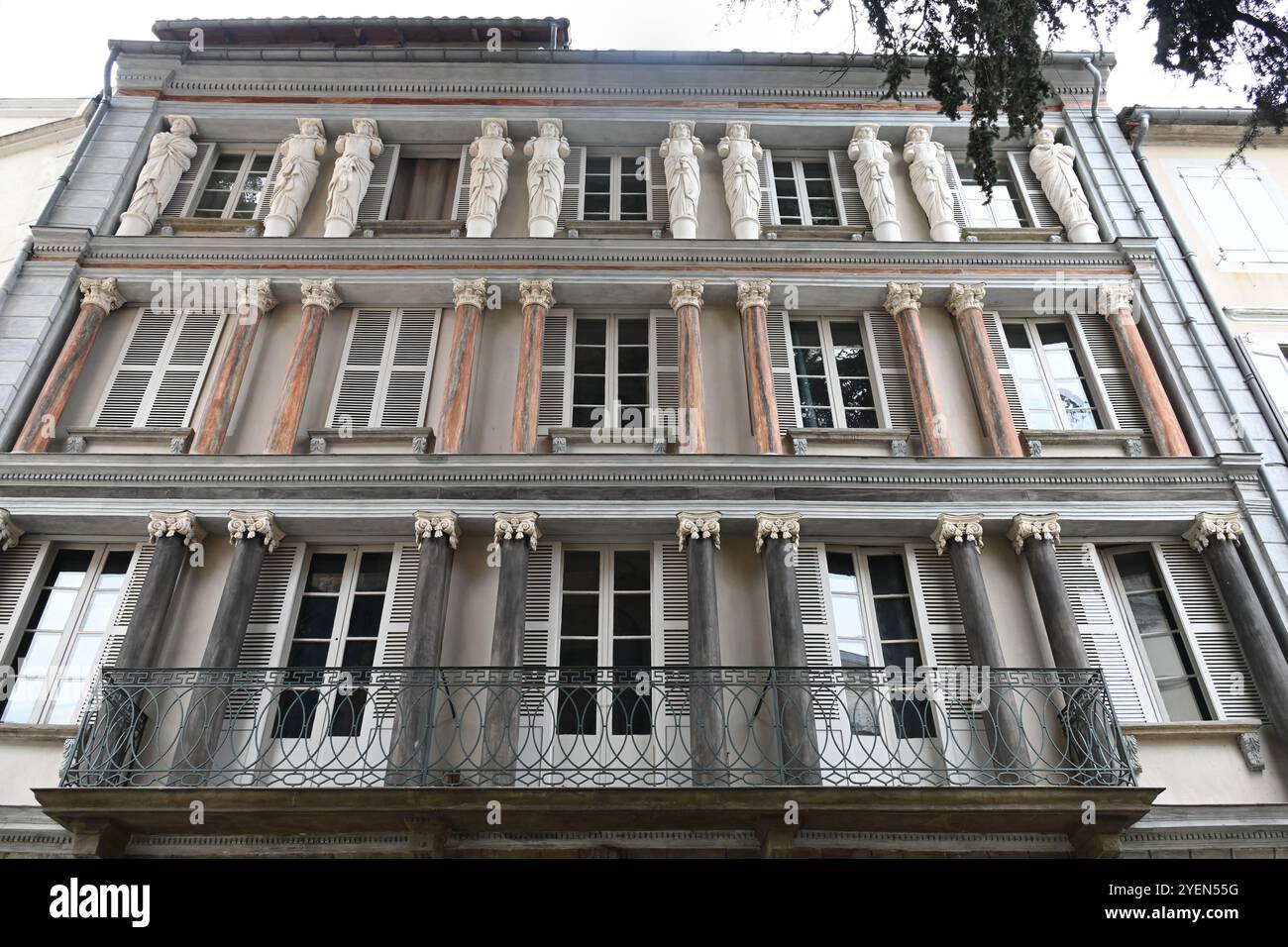 Historisches Haus, neoklassisches Haus der Karyatiden (1840–1847) von Louis Cassia, Foix Ariège Frankreich Stockfoto