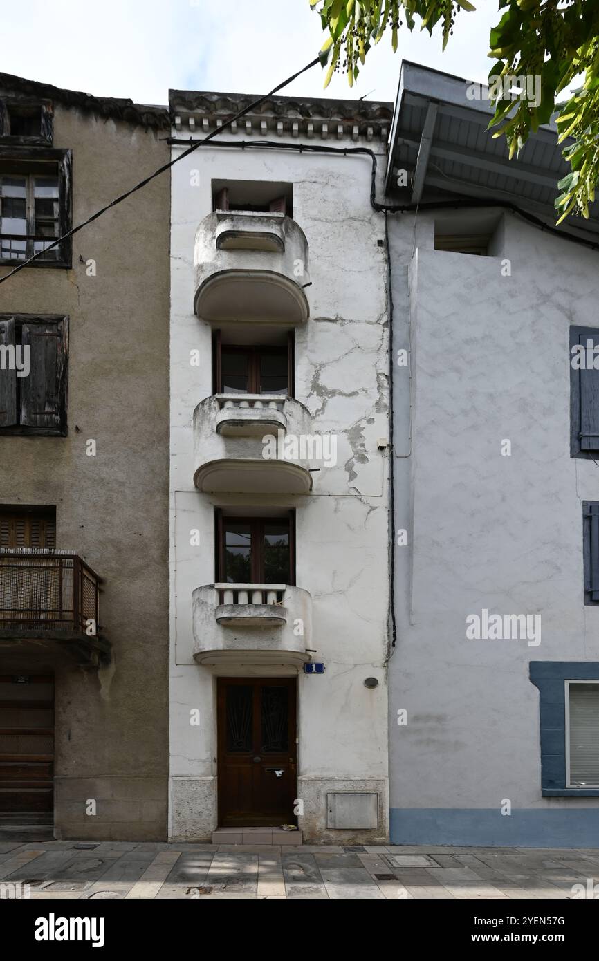 Sehr schmales historisches oder altes Stadthaus in der Altstadt oder im historischen Viertel Foix Ariège Frankreich Stockfoto