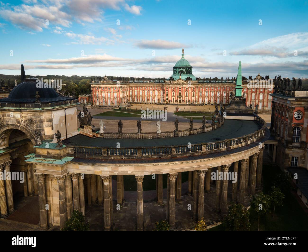 Drohnenaufnahme des Neuen Palastes und Universitätskomplexes von Schloss Sanssouci in Potsdam, Deutschland, mit historischer barocker Architektur und landschaftlicher Schönheit Stockfoto