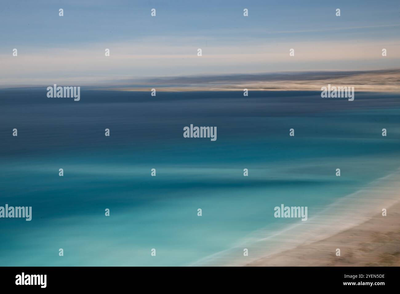 Blue Ocean, ICM, Kamerabewegungen, Unschärfe, Meereslandschaft. Ruhige Blautöne schaffen eine ätherische Landschaft Stockfoto