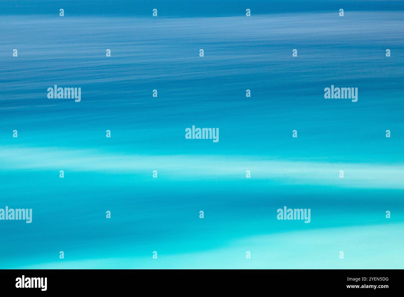 Blue Ocean, ICM, Kamerabewegungen, Unschärfe, Meereslandschaft. Ruhige Blautöne schaffen einen ätherischen abstrakten Hintergrund Stockfoto