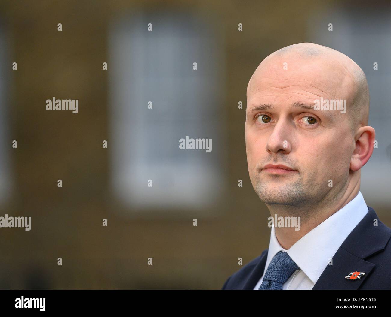 Stephen Flynn Abgeordneter (SNP-Leiter in Westminster) auf College Green, Westminster, wird nach dem ersten Haushalt der neuen Labour-Regierung - 30. Oktober - interviewt Stockfoto