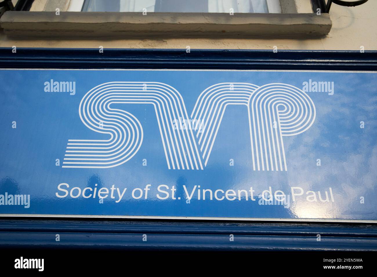 Logo der Gesellschaft St. vincent de paul in einem Wohltätigkeitsgeschäft, County donegal, republik irland Stockfoto