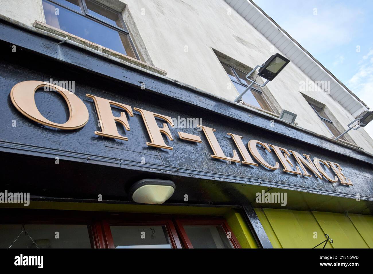 Ein Schild mit einer Lizenz vor einem Pub, County donegal, republik irland Stockfoto