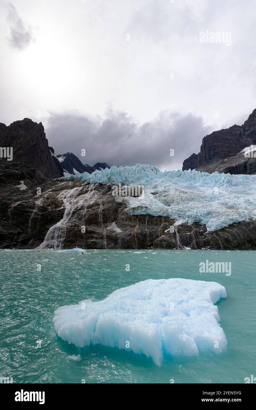 Blick auf die Gletscher und Berge des Drygalski Fjords auf der Südostseite von Südgeorgien, Südpolarmeer. Stockfoto