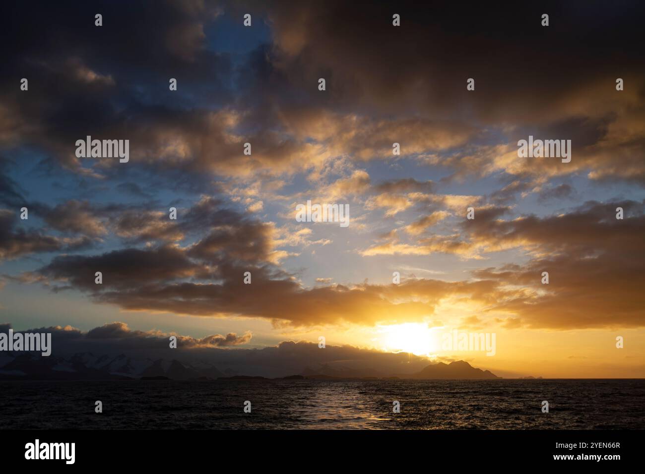 Sonnenaufgang in Südgeorgien, Südpolarmeer. Stockfoto