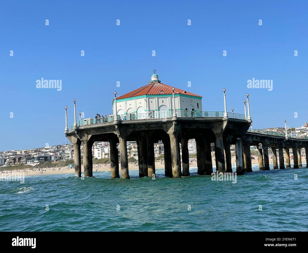 Blick auf den Pier vom Wasser aus - Smartphone-aufgenommenes Stockfoto