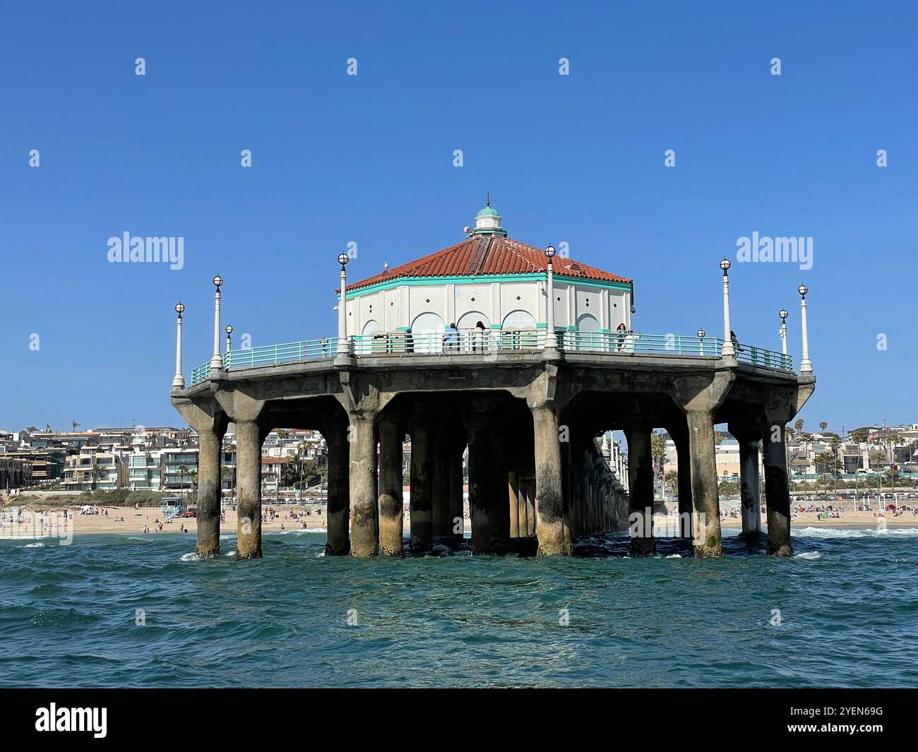 Blick auf den Pier vom Wasser aus - Smartphone-aufgenommenes Stockfoto