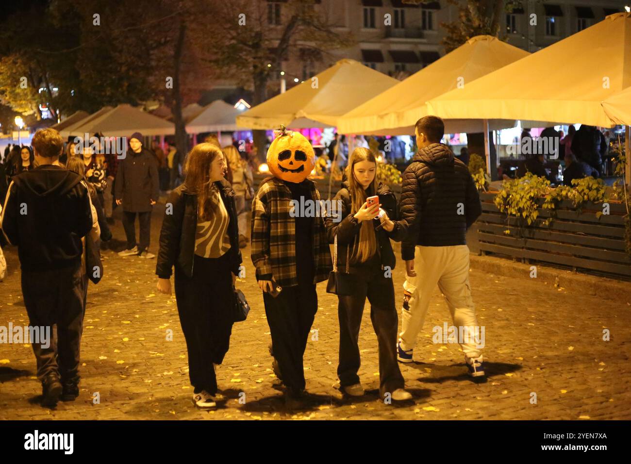 Odessa, Ukraine. 31. Oktober 2024. Jugendliche mit Masken gehen entlang der Deribasowskaja Straße das Stadtzentrum war in die Atmosphäre von Halloween getaucht, das traditionell in der Nacht des 31. Oktober, dem Tag vor Allerheiligen, gefeiert wird. Quelle: SOPA Images Limited/Alamy Live News Stockfoto