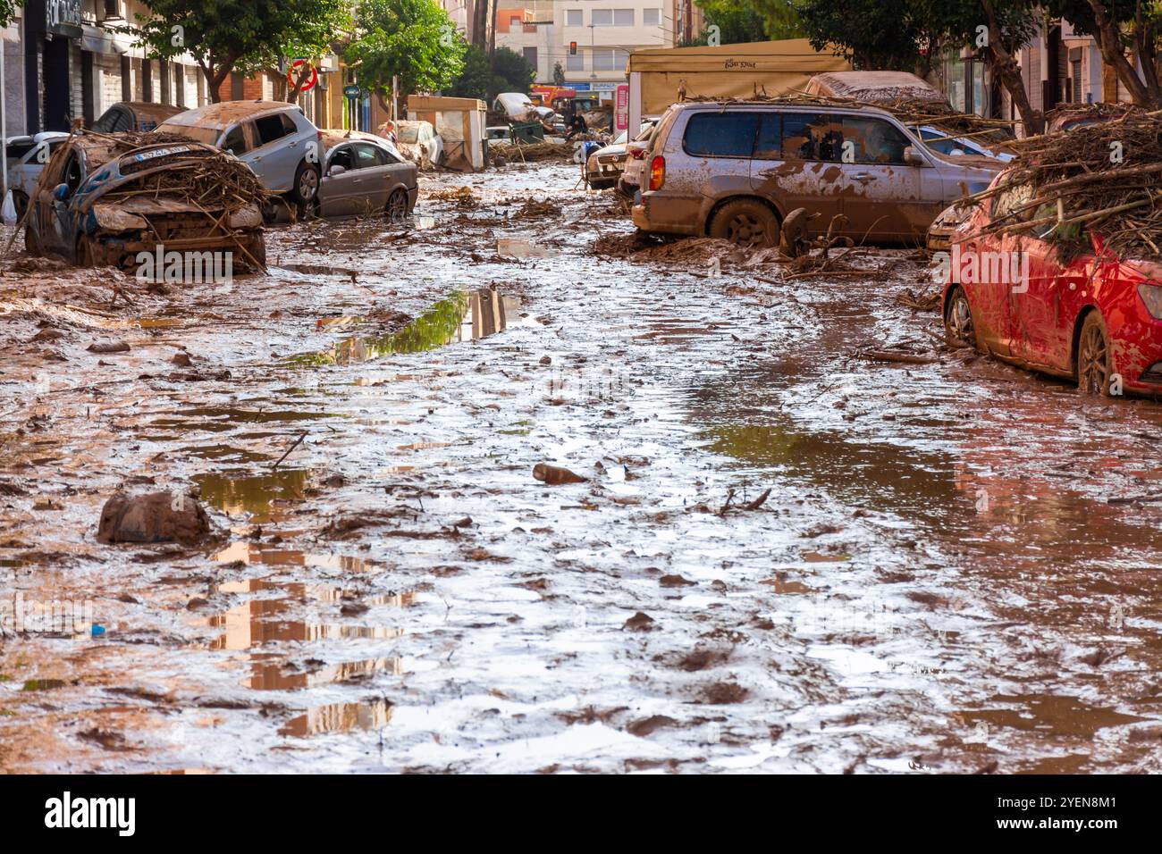Catarroja, Valencia, Spanien. 31. Oktober 2024 - nach den Überschwemmungen auf der Straße voller Schlamm und Trümmer erscheinen Fahrzeuge mit Müll und Schilf bedeckt Stockfoto