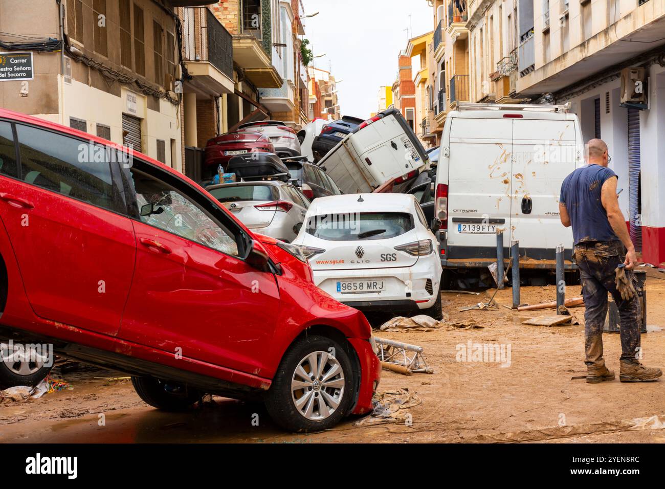 Benetusser, Valencia, Spanien. 31. Oktober 2024 - nach Überschwemmungen in der Gegend wurden viele Fahrzeuge durch die Kraft des Wasserblocks weggefegt Stockfoto