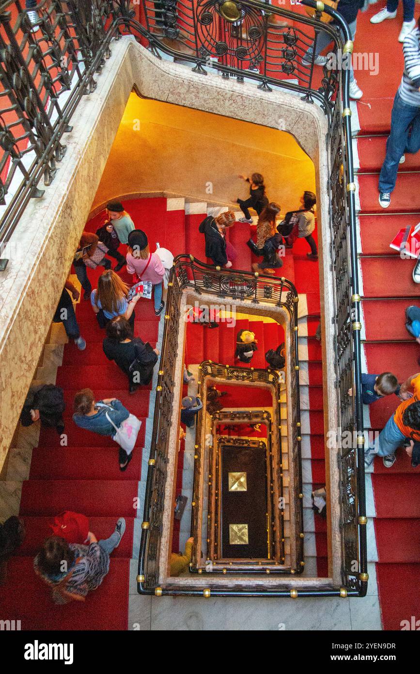 Menschen auf der Wendeltreppe im Grand Hotel Europa, Designblok 2014 Stockfoto