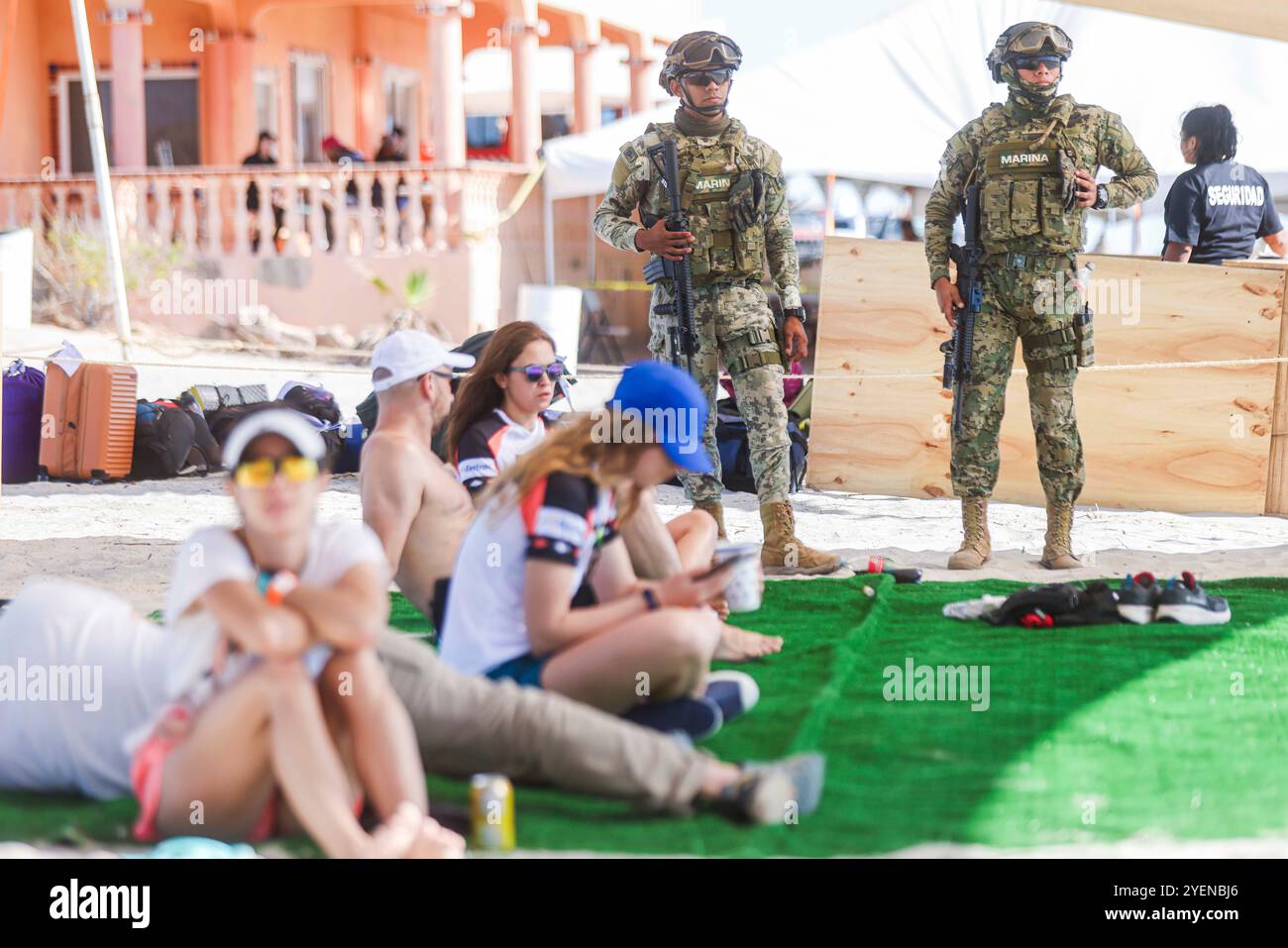 PUERTO PEÑASCO, MEXIKO - 19. OKTOBER: Soldaten der mexikanischen Armee und Marine beobachten die Ankunft der Läufer und des Lagers während des 75 km langen Streckenwettbewerbs im Rahmen der Gran Carrera del Desierto am 19. Oktober 2024 in Puerto Peñasco, Sonora, Mexiko. (Foto von Luis Gutierrez/Norte Photo).... Soldados del Ejército y la Marina de México vigilan la llegada de los corredores y el campamento, durante la competencia de ruta de 75 km, como parte de la Gran Carrera del Desierto el 19 de octubre de 2024 en Puerto Peñasco, Sonora, México. Stockfoto