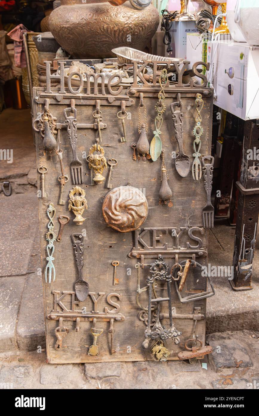 Kairo, Ägypten. Februar 2023. Schlüssel und Metallarbeiten zum Verkauf auf einem Markt im Freien in Kairo. Stockfoto