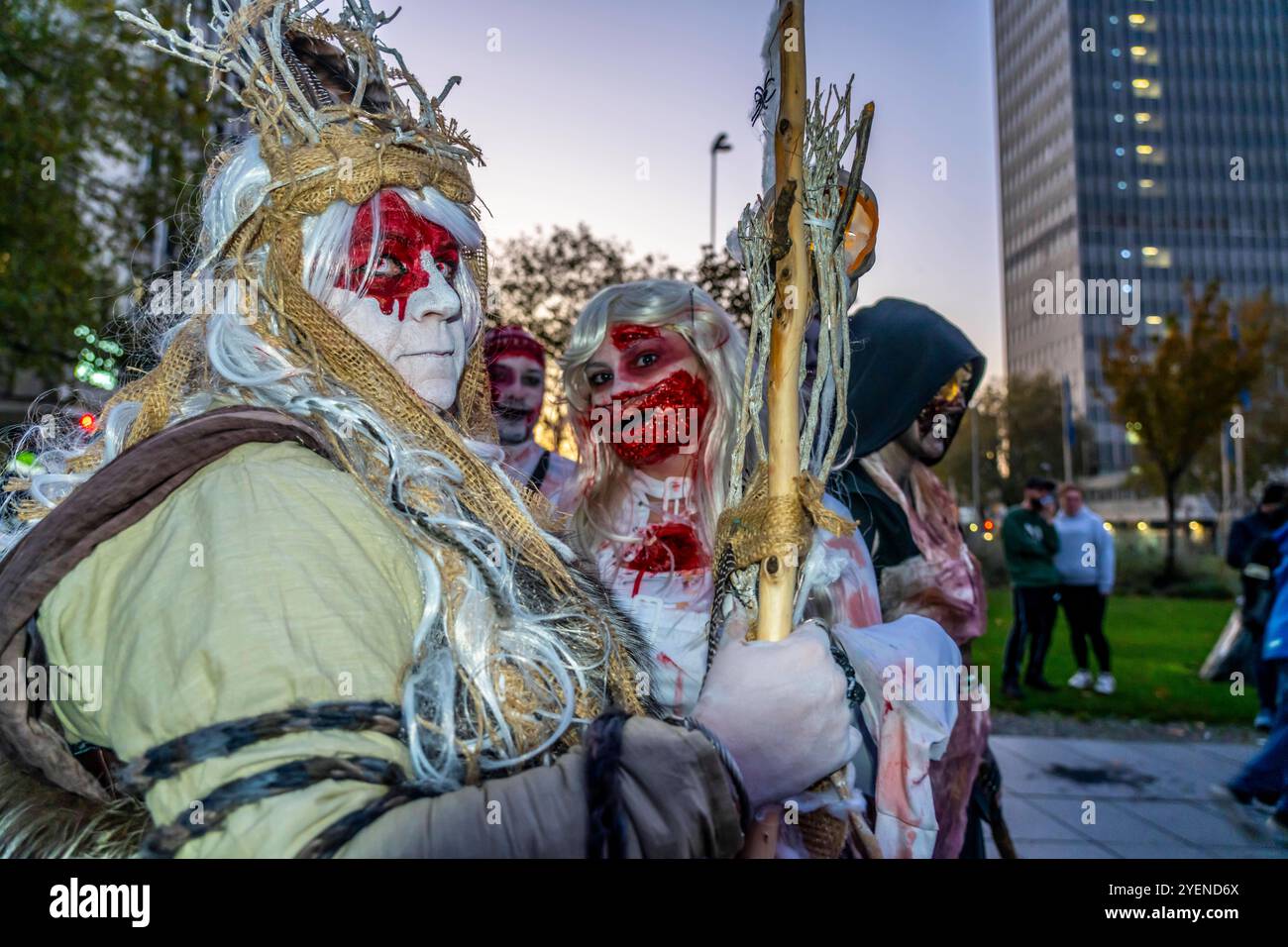 Der Zombiewalk in Essen, an Halloween ziehen mehrere Hundert, teils als gruselige Zombies, Untote, verkleidet Menschen, vom Hauptbahnhof in den Ortsteil Rüttenscheid, NRW, Deutschland Zombiewalk *** der Zombiewalk in Essen, an Halloween gingen mehrere hundert Menschen, einige als gruselige Zombies gekleidet, Untote, vom Hauptbahnhof in den Stadtteil Rüttenscheid, NRW, Deutschland Zombiewalk Stockfoto