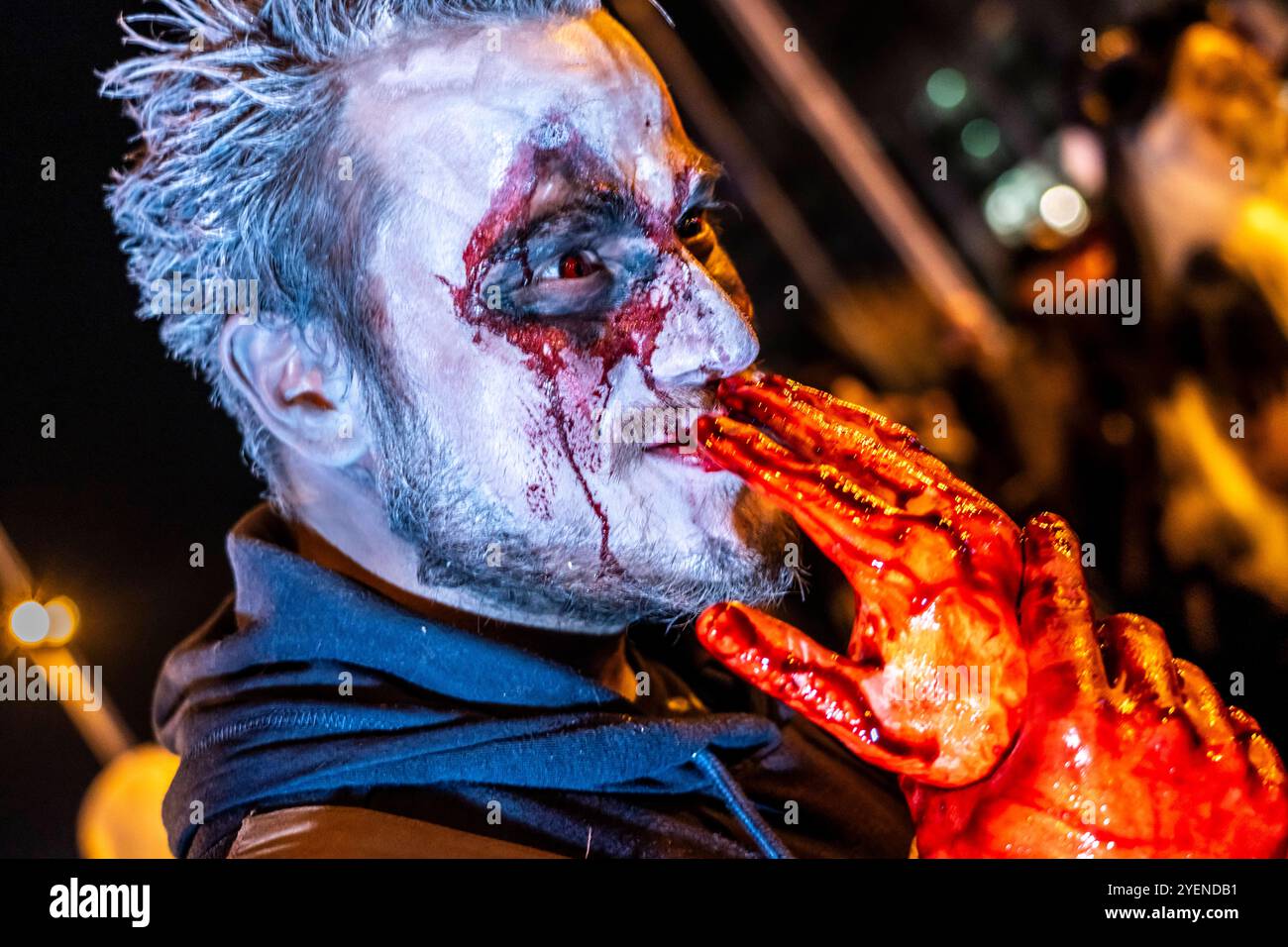 Der Zombiewalk in Essen, an Halloween ziehen mehrere Hundert, teils als gruselige Zombies, Untote, verkleidet Menschen, vom Hauptbahnhof in den Ortsteil Rüttenscheid, NRW, Deutschland Zombiewalk *** der Zombiewalk in Essen, an Halloween gingen mehrere hundert Menschen, einige als gruselige Zombies gekleidet, Untote, vom Hauptbahnhof in den Stadtteil Rüttenscheid, NRW, Deutschland Zombiewalk Stockfoto