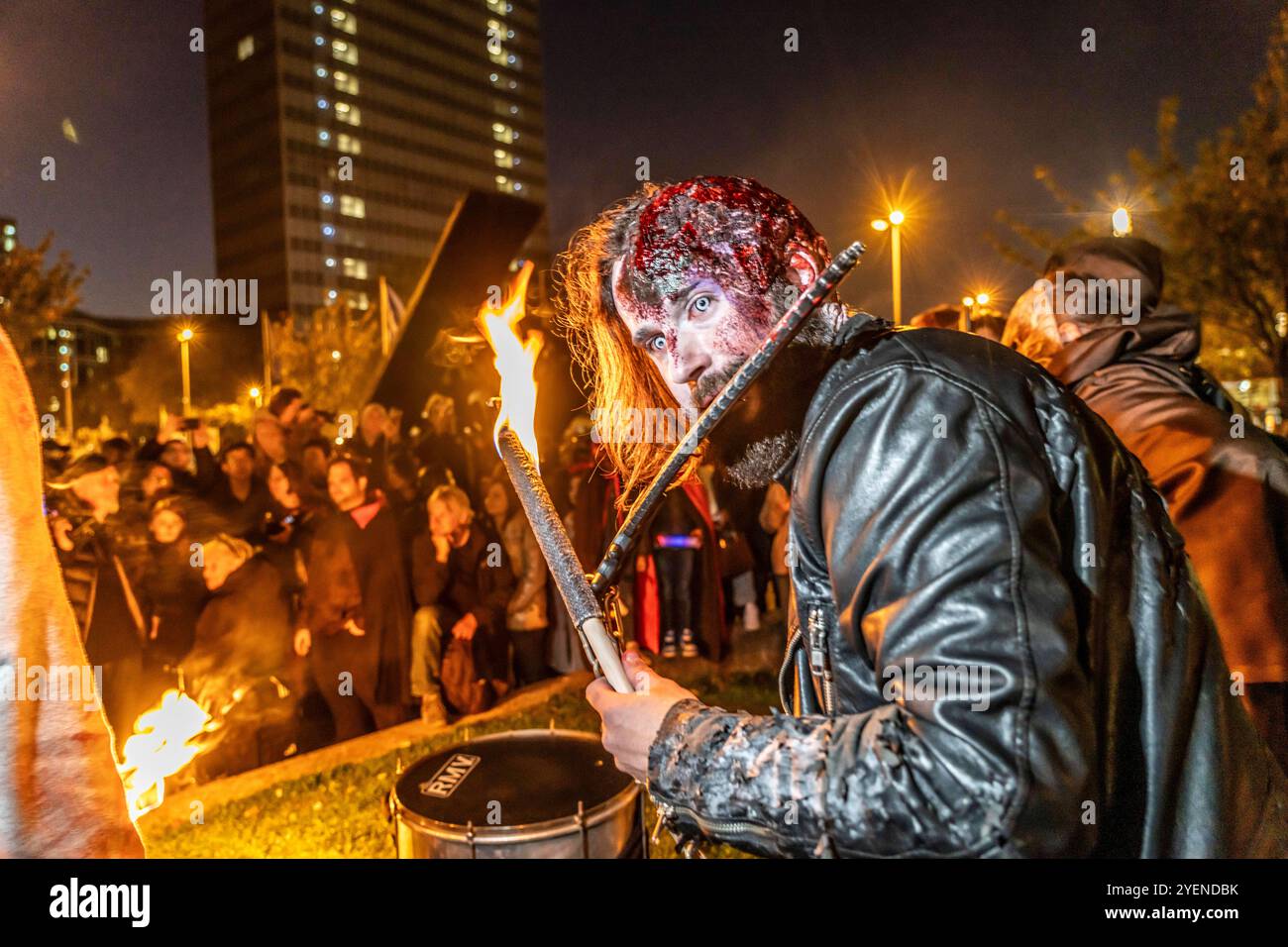 Der Zombiewalk in Essen, an Halloween ziehen mehrere Hundert, teils als gruselige Zombies, Untote, verkleidet Menschen, vom Hauptbahnhof in den Ortsteil Rüttenscheid, NRW, Deutschland Zombiewalk *** der Zombiewalk in Essen, an Halloween gingen mehrere hundert Menschen, einige als gruselige Zombies gekleidet, Untote, vom Hauptbahnhof in den Stadtteil Rüttenscheid, NRW, Deutschland Zombiewalk Stockfoto