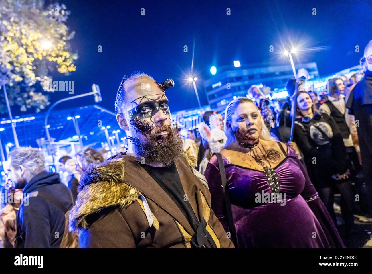 Der Zombiewalk in Essen, an Halloween ziehen mehrere Hundert, teils als gruselige Zombies, Untote, verkleidet Menschen, vom Hauptbahnhof in den Ortsteil Rüttenscheid, NRW, Deutschland Zombiewalk *** der Zombiewalk in Essen, an Halloween gingen mehrere hundert Menschen, einige als gruselige Zombies gekleidet, Untote, vom Hauptbahnhof in den Stadtteil Rüttenscheid, NRW, Deutschland Zombiewalk Stockfoto